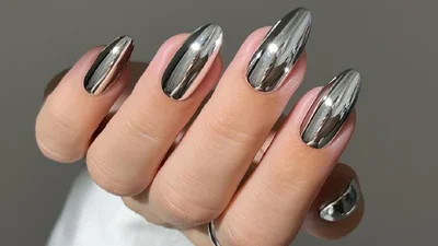 Блискучий акцент сезону: металевий манікюр набирає популярності в Instagram