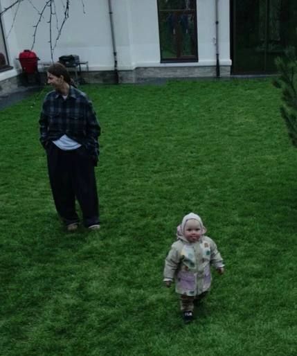 Як виглядає молодша донька Усика - дивись фото, як малеча в 1 рік вже самостійно ходить - фото 706856