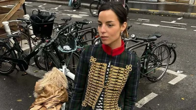 Класика в новому дусі: чому офіцерський піджак - це must-have сезону 2025