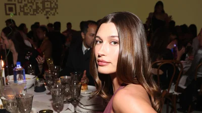 Хейли Бибер в крошечном бикини похвасталась фигурой через 8 месяцев после родов