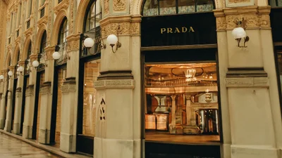 Prada придбала Versace: до чого тут Трамп