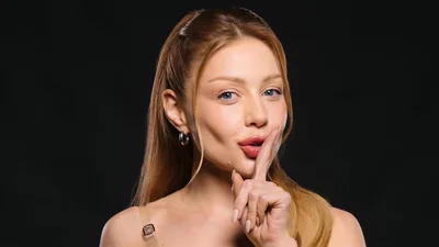 Тіна Кароль в сукні за 42 тисячі гривень скрутилась в позу, яка не всім під силу