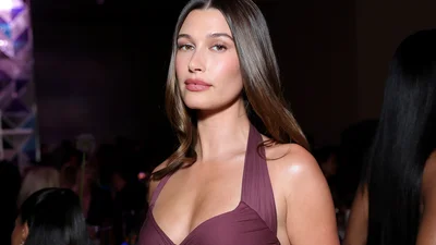 Хейли Бибер показала свой любимый макияж на весну 2025 - розовые губы и коричневые тени