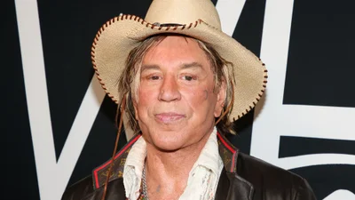 Опа-па: 72-летнего Мики Рурка выгнали из шоу Big Brother из-за неприемлемого поведения