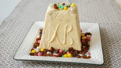 Паска без духовки: творожный пасхальный десерт с изюмом, который всегда удается