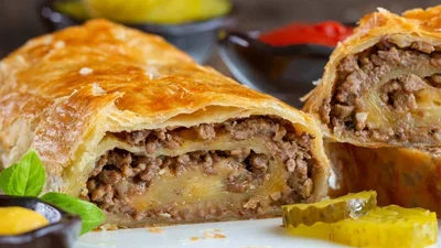 Готується легко, зникає миттєво: великодній м’ясний рулет у тісті з тягучим сиром