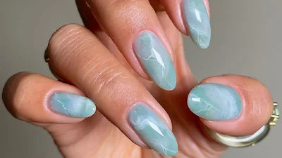 Голубой вайб: 5 волшебных идей для весеннего маникюра, которые хочется повторить