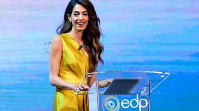 Амаль Клуни в ярко-желтом комбинезоне показала, как носить солнечные оттенки этой весной