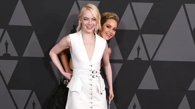 Эмма Стоун спровоцировала слухи о беременности на прогулке с Дженнифер Лоуренс