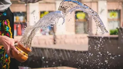 Поливаний понеділок 2025 - яскраві листівки та веселі привітання своїми словами, що сподобаються всім