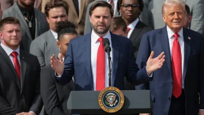 Венс у Білому домі зламав золотий кубок вагою 13 кг, щоб він більше нікому не дістався - відео інциденту