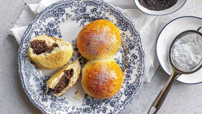 Выпечка на Пасху: румяные пирожки с маком и вишнями