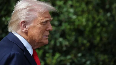 Нерівний бій: у мережі завірусилось відео, як Трамп намагався приборкати парасольку