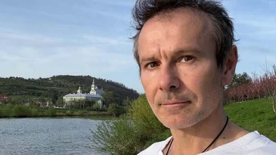 Святослав Вакарчук показал редкое фото с мамой, позируя среди сакур