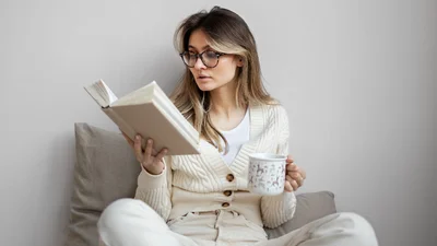 Улюблені книжки персонажів "Білого лотоса" – читай у Великодній вікенд