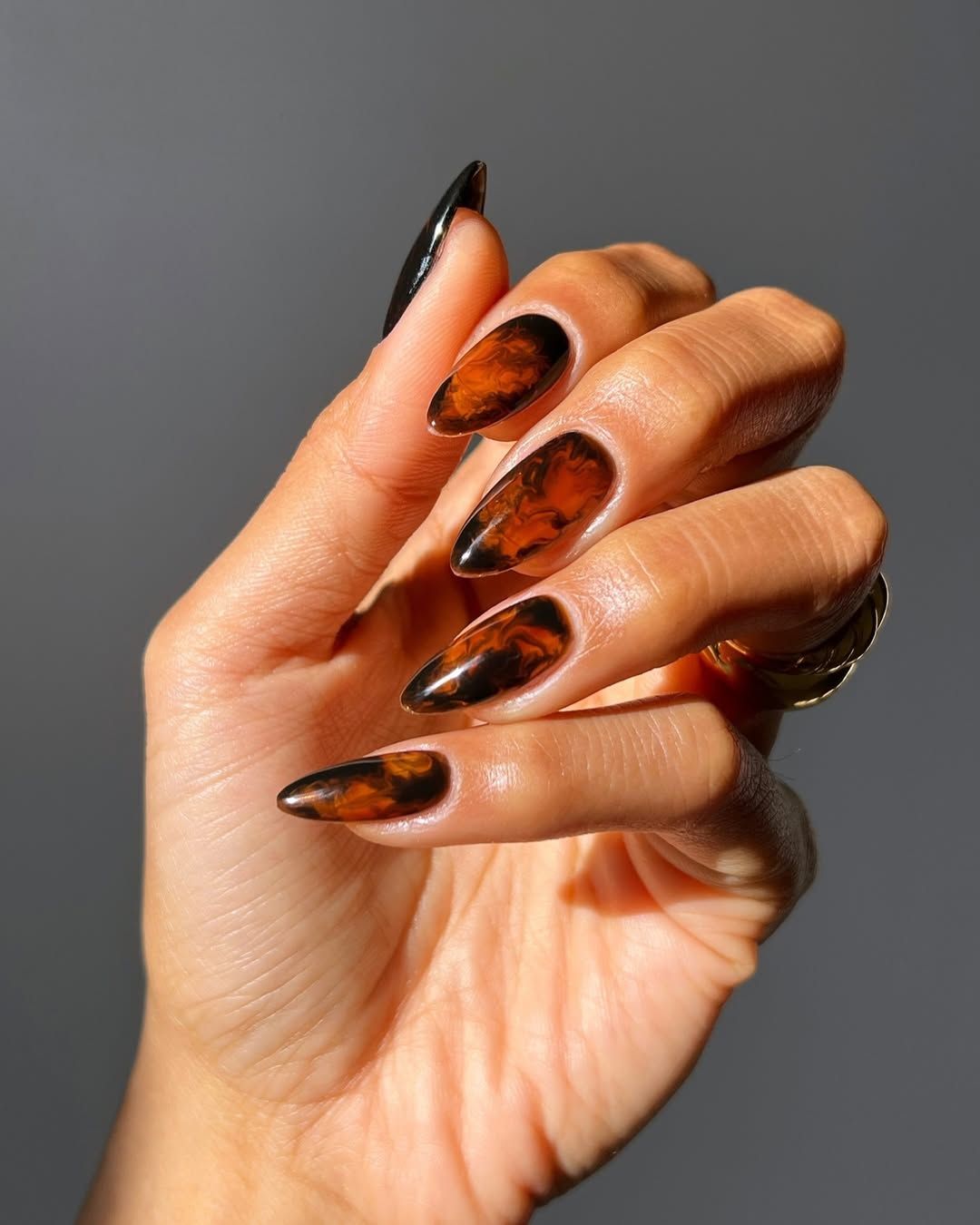 Что такое moody nails: весенний маникюр, который нас покорил - фото 709904