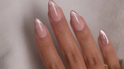 5 стильных вариантов маникюра с блеском, которые будут в топе этой весной