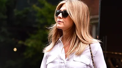 Дженнифер Энистон обожает эти джинсы: они вневременные и ну очень удлиняют ноги