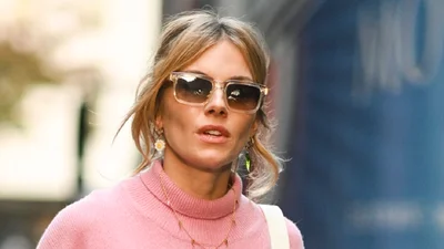 Идеальный джемпер на весенние +18: пастельно-розовый выбор Сиены Миллер