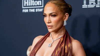 Джей Ло у 50-градусну спеку показалась у рожевому латексному комбінезоні на Формулі-1: мережа збентежена