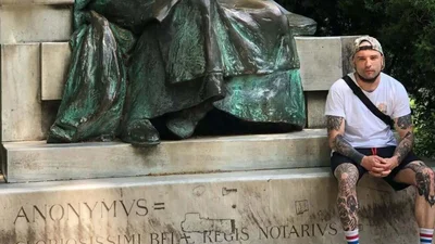 Віктор Розовий показав, як заново вчиться ходити: "Зігнутий, як дєд, але сам"