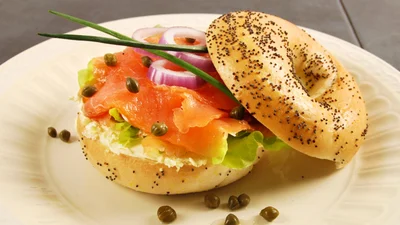 Творожные бейглы на завтрак: звучит изысканно, а готовится просто и за считанные минуты