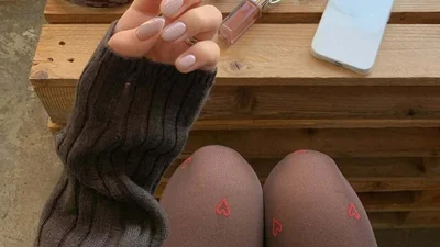 Гайд по стильным колготкам весны 2025: что носить, чтобы выглядеть как модная инфлюенсерка