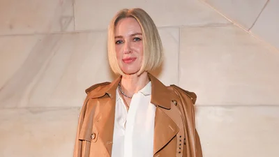 Наомі Уоттс зачарувала тренчем кольору засмаги: Нью-Йорк шаленіє від цього відтінку
