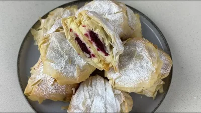 Королівський смак: ніжні слойки з вишнями та заварним кремом