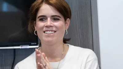 Принцесса Евгения показала, с чем носить атласную юбку этой весной: гламур на каждый день