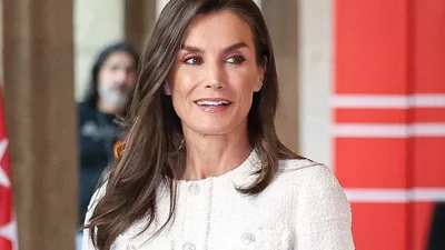 Укороченный блейзер королевы Летиции в духе Chanel: букле врывается в тренды