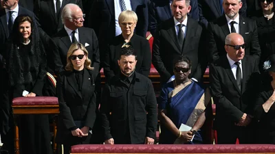 Ось що одягнули Володимир і Олена Зеленські, які вшанували пам'ять Папи Римського на прощальній церемонії