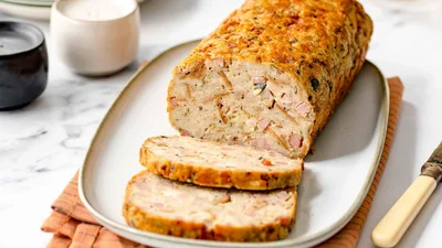 Як приготувати соковитий рулет – чудова ідея із залишків хліба та шинки