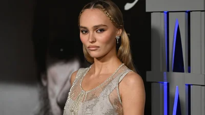 Весняний вайб: 3 стильні зачіски з косами та пучками, які всі будуть носити