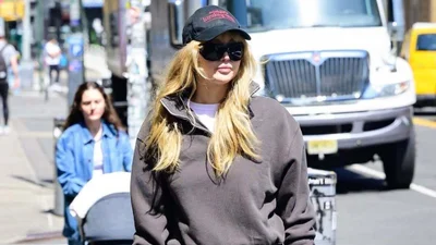 Дженніфер Лоуренс вийшла на вулицю у шльопанцях з 2000-х - і стала модною іконою літа