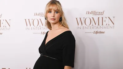 Дженніфер Лоуренс вигуляла шльопанці, якими були завалені базари у 2000-х