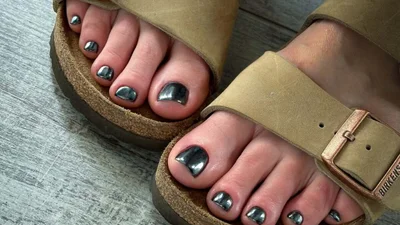 Педікюр на літо 2025 - ідеї модного покриття