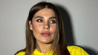 Схудла Олександра Заріцька попозувала у купальнику й поділилася книгою, яку читає на пляжі