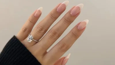 Абсолютно білий френч - новий варіант класичного манікюру, який носить Кайлі Дженнер