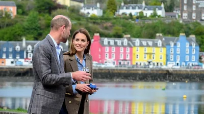 Будто кадр из мелодрамы: принц Уильям и Кейт Миддлтон поделилась романтическим фото, где обнимаются