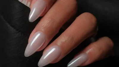 Маникюр на май 2025: трендовые идеи для яркого финала весны