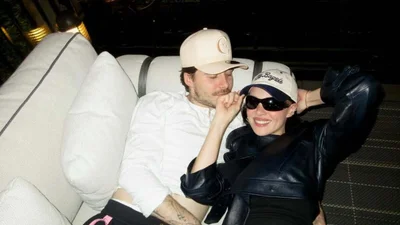 Бруклін Бекхем і Нікола Пельтц влаштували міні-лавсторі на дивані - без солодких поцілунків не обійшлось