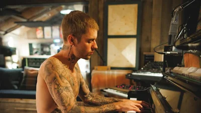 Джастин Бибер неожиданно устроил мокрую фотосессию в трусах Calvin Klein