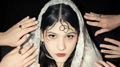 Shmiska собрала инфлюенсеров и музыкантов в новом клипе "Люди" - песня о равенстве, тревожности и зефирках