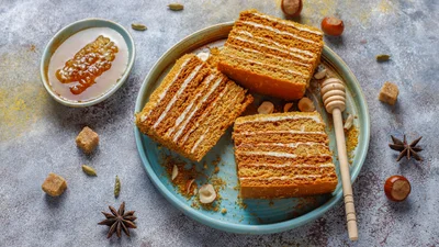 Десерт 90-х, который мы обожаем: классический медовик с кремом