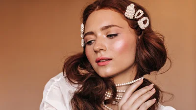 Аксесуари для волосся на останній дзвоник: з цими ідеями тобі навіть не треба буде йти до салону краси