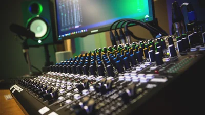 Неймовірні привітання з Днем радіо та листівки, що заряджають енергією