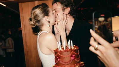 Джиджи Хадид опубликовала нежное фото поцелуя с Брэдли Купером и подтвердила их отношения