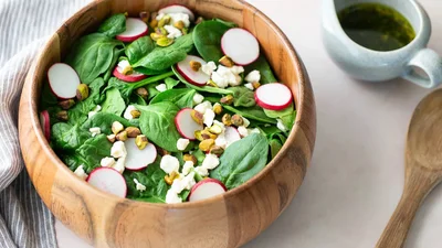 Салат с редиской, яблоком и фетой – тайная заправка делает его особенно вкусным