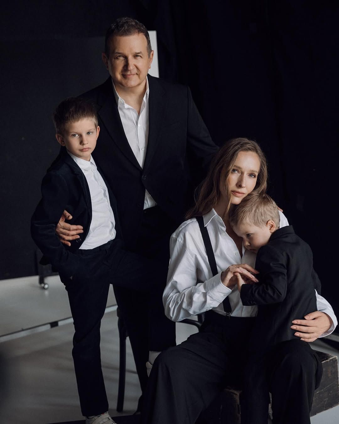 Счастливы вместе: Осадчая и Горбунов поделились милой фотосессией со всеми сыновьями - 714872 Счастливы вместе: Осадчая и Горбунов поделились милой фотосессией со всеми сыновьями - фото 714872
